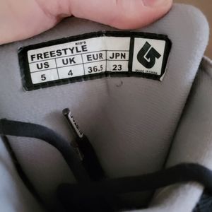 Burton Freestyle kids snow board boots